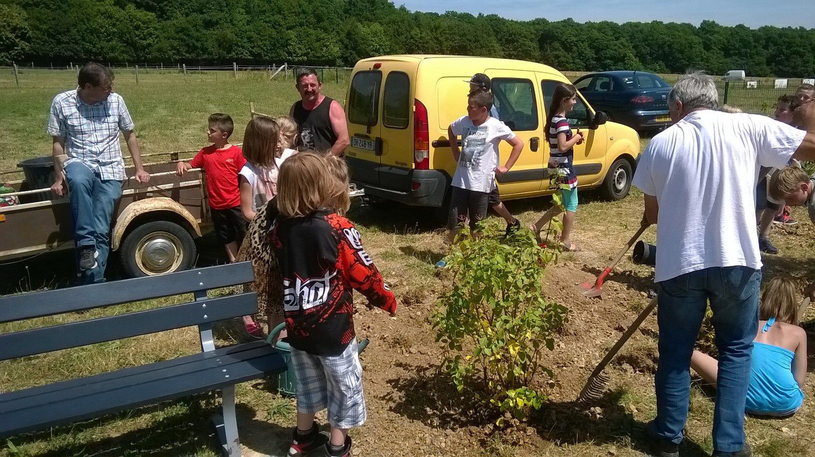 La journée de l'arbre avant l'entrée au collège sous un soleil radieux
