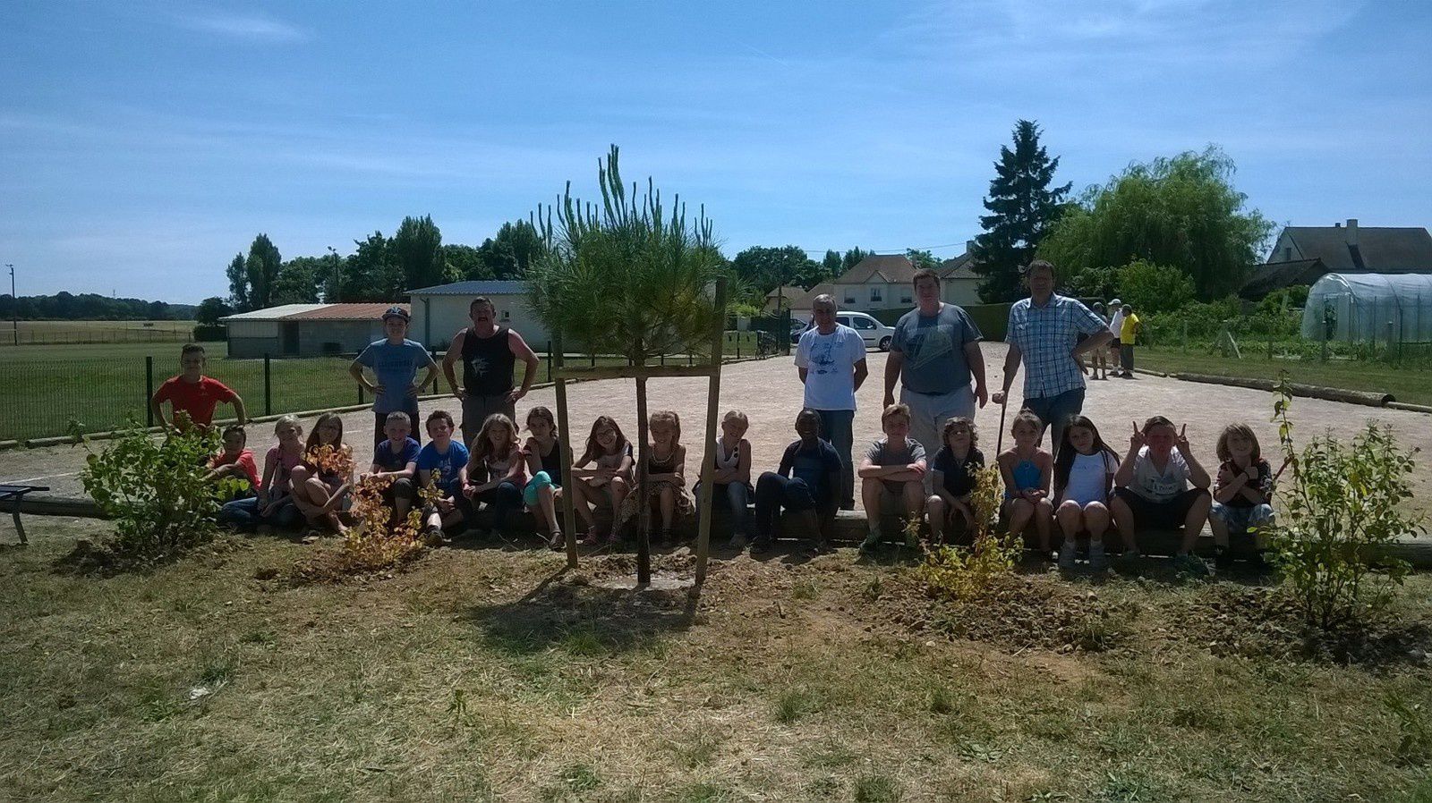 La journée de l'arbre avant l'entrée au collège sous un soleil radieux