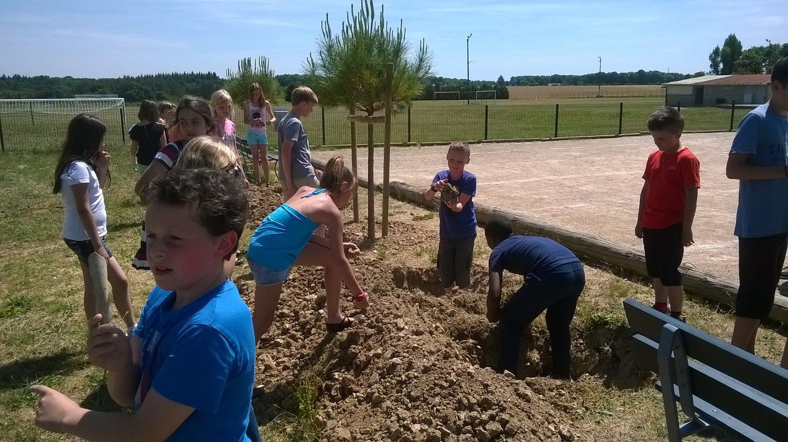 La journée de l'arbre avant l'entrée au collège sous un soleil radieux